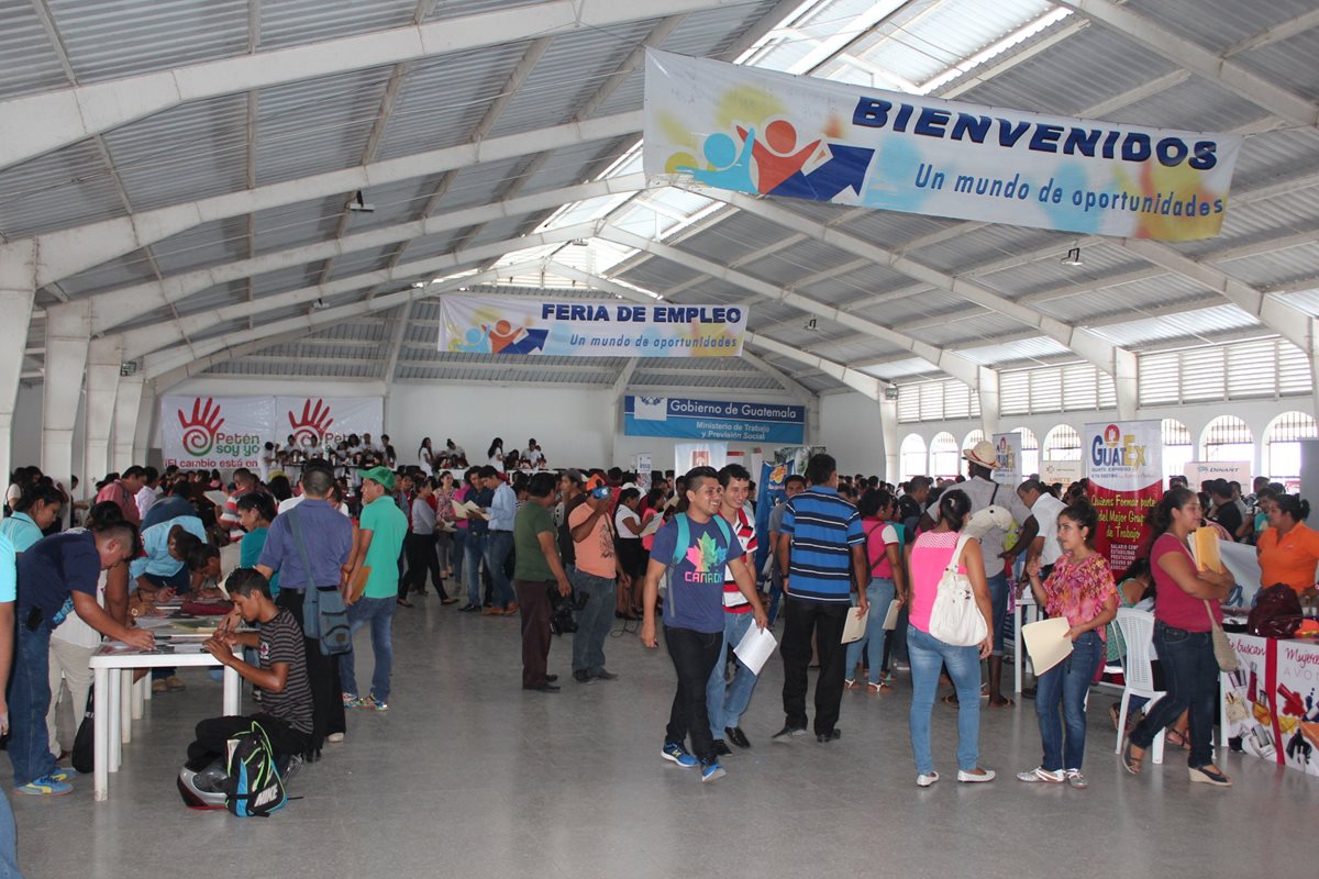 Vecinos de varios municipios de Petén asisten a feria de empleo en busca de una plaza. (Foto Prensa Libre: Rigoberto Escobar)