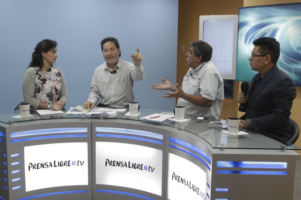 Adolfo Lacs, dirigente sindical, y Julio Girón, alcalde de Estanzuela, Zacapa, respondieron ayer los cuestionamientos de los periodistas Ana Maricela Herrera y Guillermo Ramírez. (Foto Prensa Libre: Edwin Bercián)