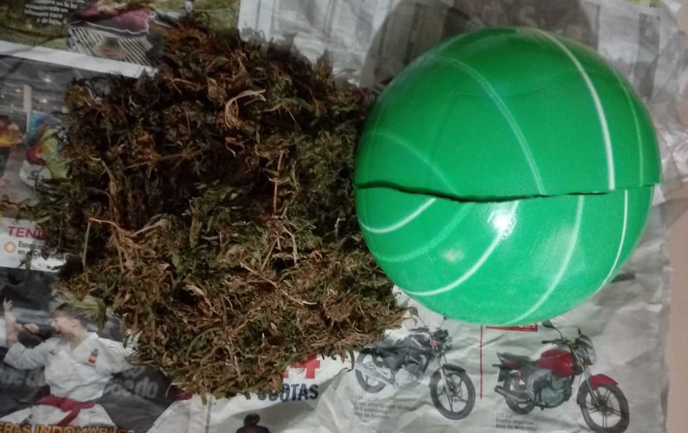 Un hombre intentaba ingresar una pelota con marihuana a la cárcel de hombres de Jalapa. (Foto Prensa Libre: PNC)