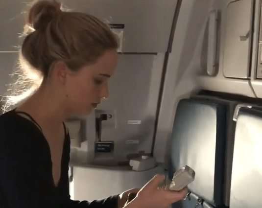 Jennifer Lawrence y su "osadía" en un avión (Foto Prensa Libre: Instagram).
