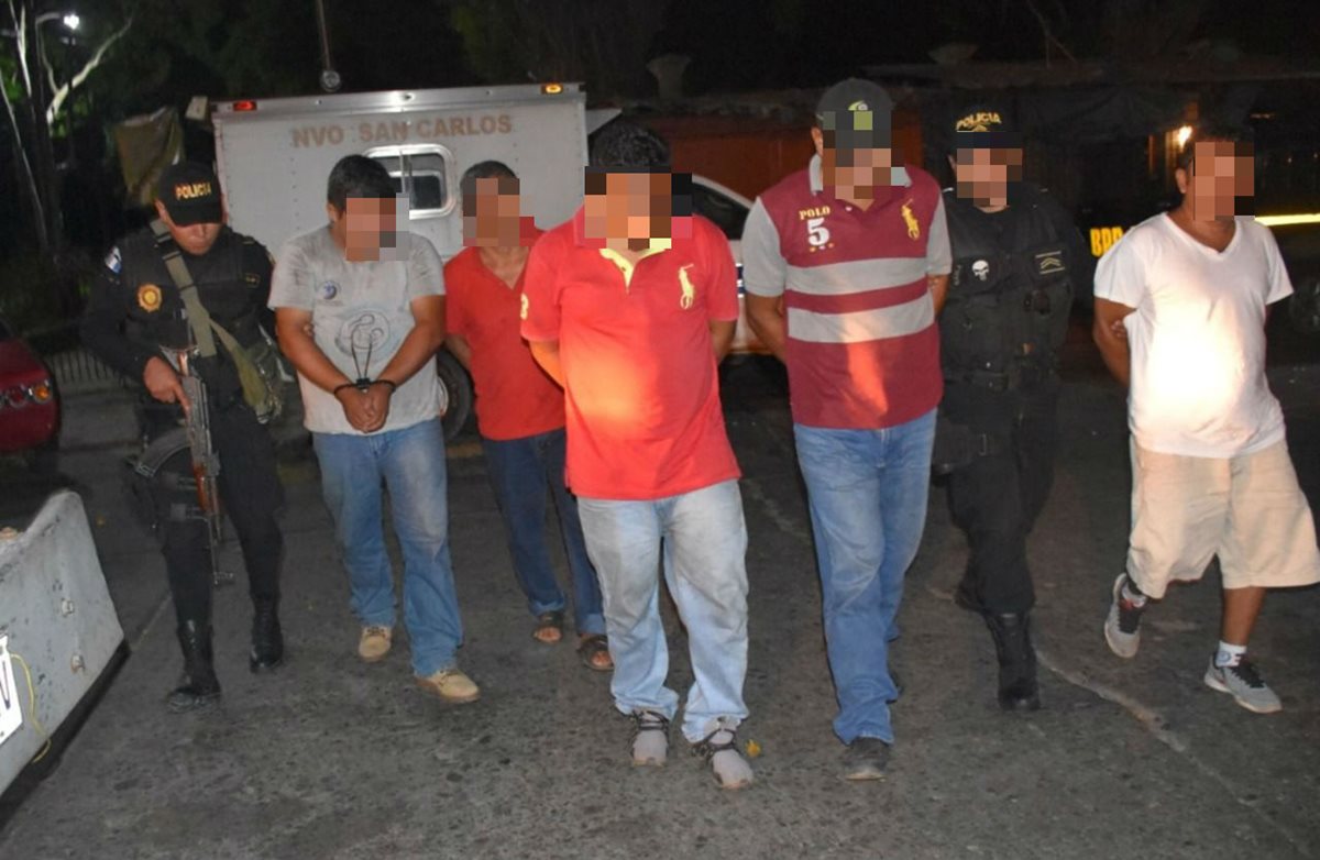 Cinco supuestos trabajadores del Ministerio de Salud fueron detenidos en la ambulancia que transportaba droga. (Foto Prensa Libre:)