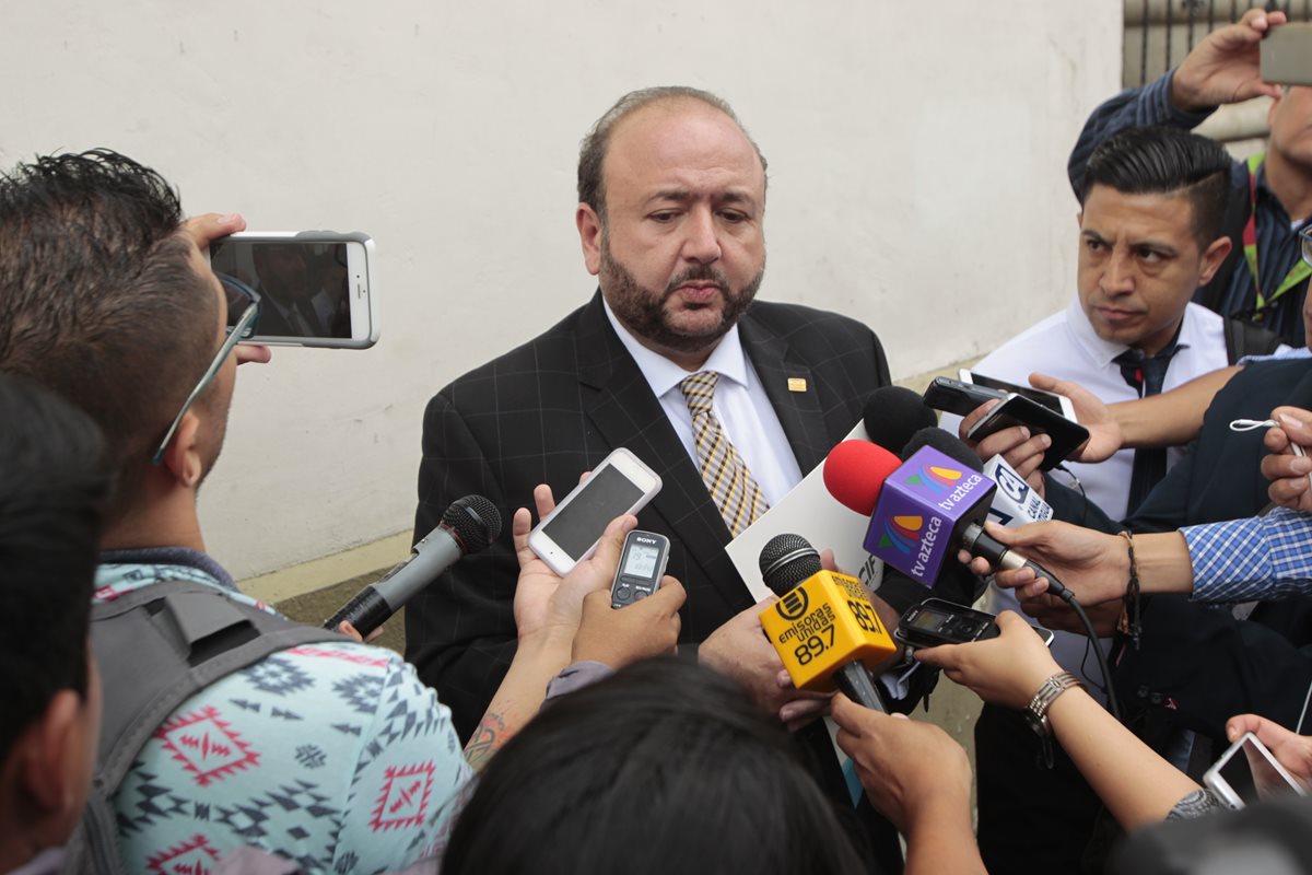 Antonio Malouf, presidente del Cacif informó a los periodistas el resultado de la reunión con el mandatario Jimmy Morales al salir de casa presidencial. (Foto Prensa Libre: Carlos Hernández)