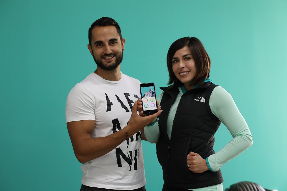 Pedro Wunderlich y Andrea Cardona son los creadores de una app para bajar el nivel de estrés de los trabajadores de las empresas, llamada PeakFit. (Foto Prensa Libre: Paulo Raquec)