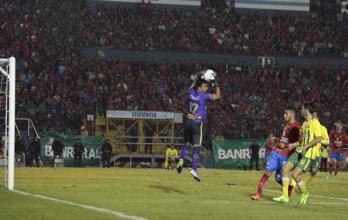 Paulo César Motta fue el portero titular de Municipal en la final del torneo donde los rojos ganaron la Copa 30 de su historia. (Foto Prensa Libre: Francisco Sánchez)