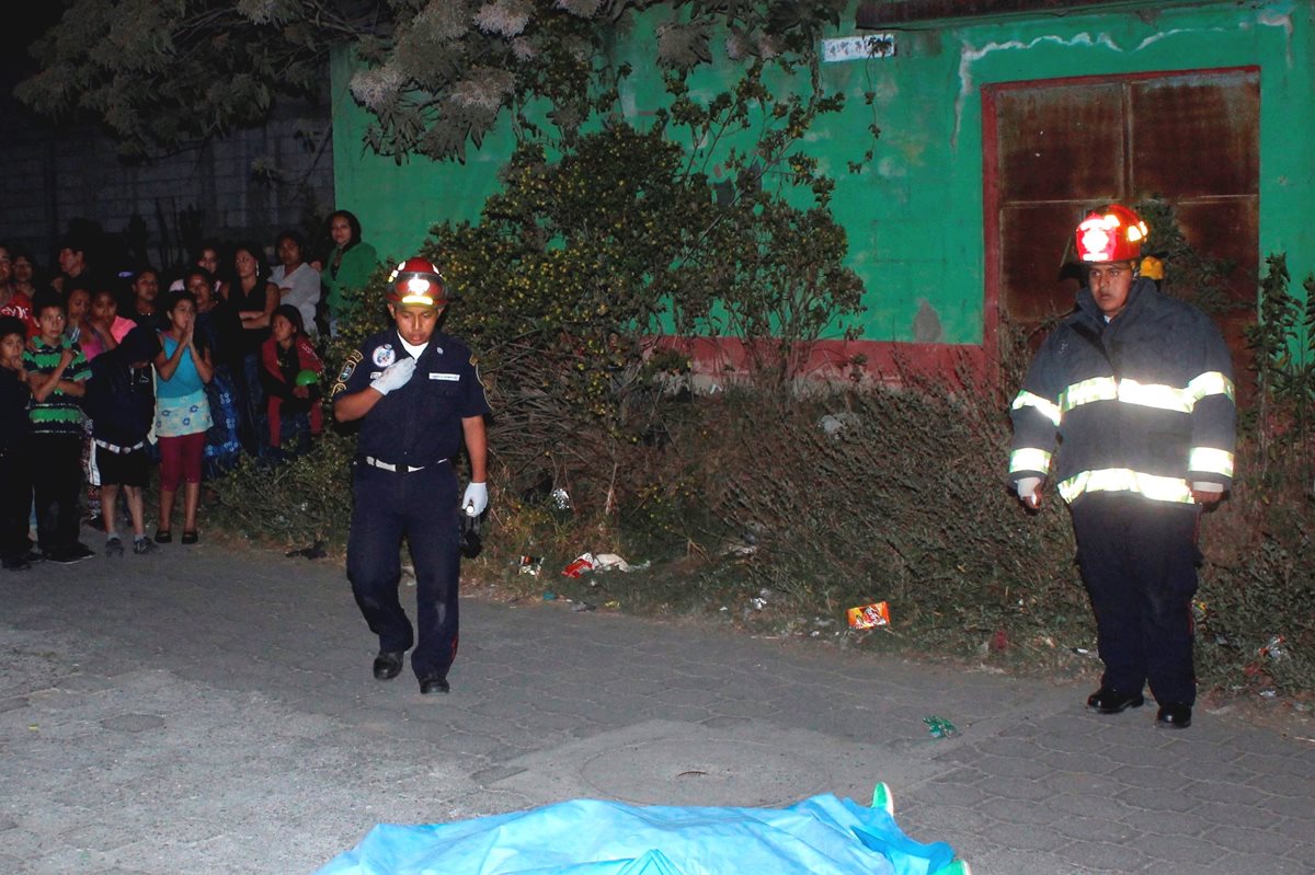 Socorristas resguardan el lugar donde ocurrió el ataque contra el exfutbolista, en la colonia Las Victorias, Chimaltenango. (Foto Prensa Libre: Víctor Chamalé)