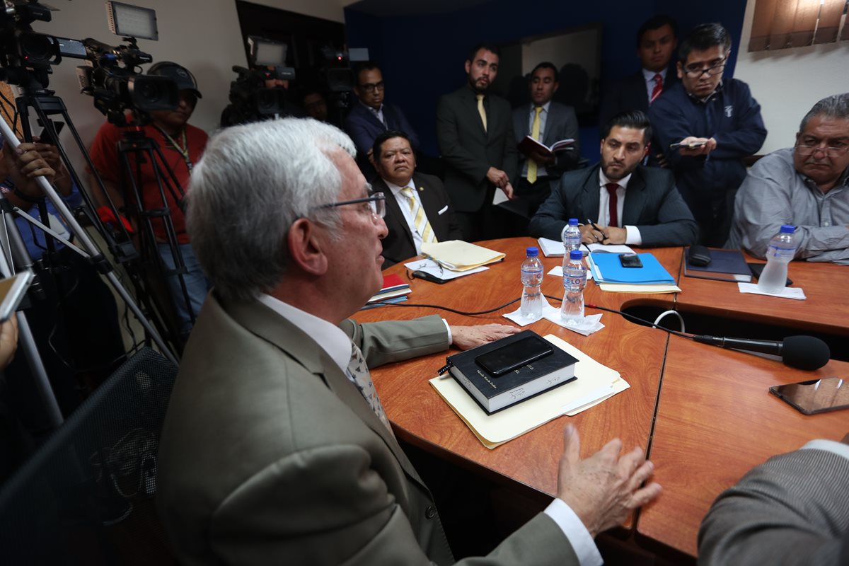 El diputado Oliverio García Rodas utilizó la Constitución Política de la República de Guatemala y la Ley del Organismo Judicial para hacerle ver a Jorge Mario Véliz, presidente de la Fedefut, las ilegalidades en las que estaba cayendo (Foto Prensa Libre: Edwin Fajardo)