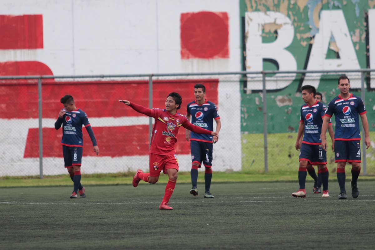 Los jugadores de San Pedro festejaron frente a Xelajú MC. (Foto Prensa Libre: Raúl Juárez)