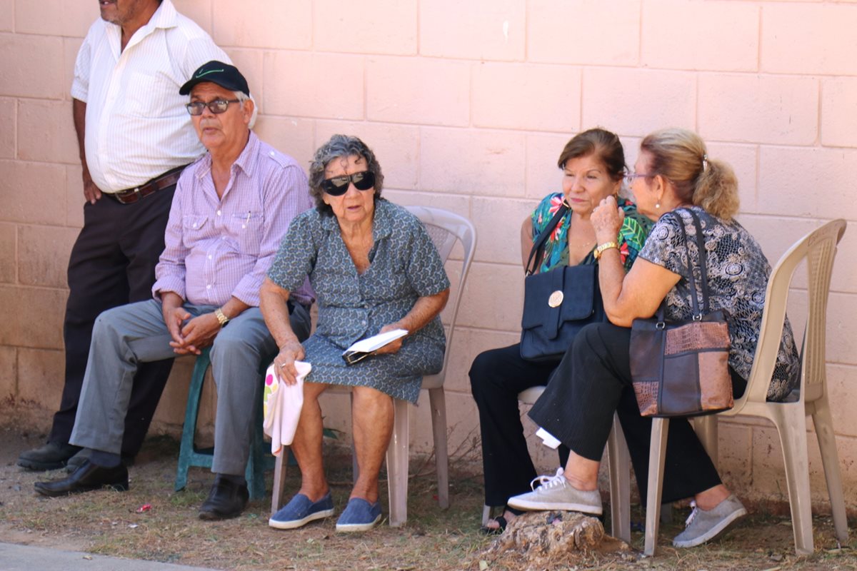 Cuarenta jubilados afectados por no poder hacer el trámite de su pensión por la falta de gobernador exigen respuestas a sus demandas. (Foto Prensa Libre: Mario Morales)