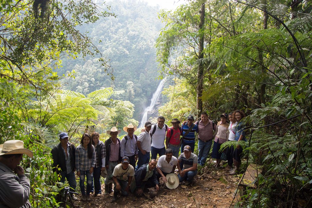 Autoridades y vecinos realizan una visita al Salto de Chilascó, en Salamá, luego de que se logró acuerdo. (Foto Prensa Libre: Carlos Grave).