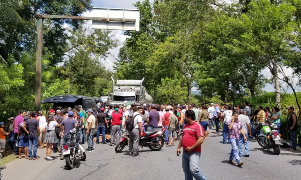 Lugar del accidente en el km 241 de la ruta al Atlántico. (Foto Prensa Libre: Dony Stewart).