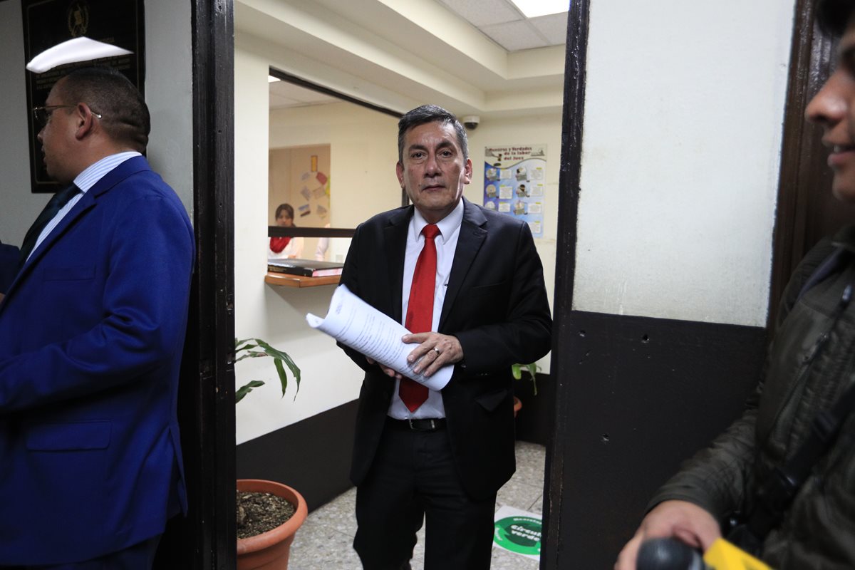 El diputado Roberto Villate llegó a la Sala de Apelaciones de Extinción de Dominio para presentar las pruebas de descargo a la jueza pesquisidora, por la solicitud de antejuicio derivado de un caso de financiamiento electoral ilícito. (Foto Prensa Libre: Hemeroteca)