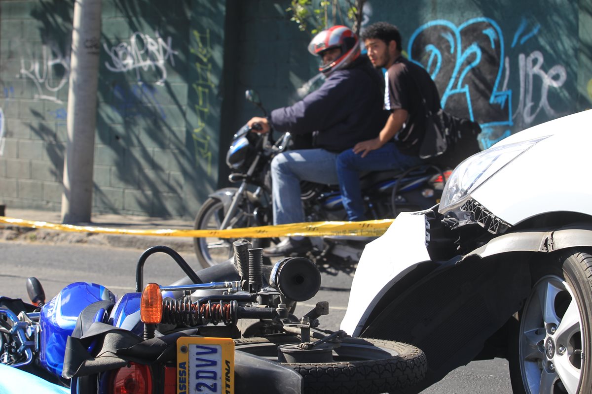 El hombre herido condujo la moto varios metros y chocó contra un vehículo que circulaba en esa dirección. (Foto Prensa Libre: Estuardo Paredes)