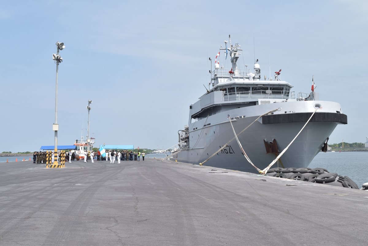 El buque francés B2M D Entrecasteaux atraca en Puerto Quetzal, Escuintla. (Foto Prensa Libre: Carlos E. Paredes)