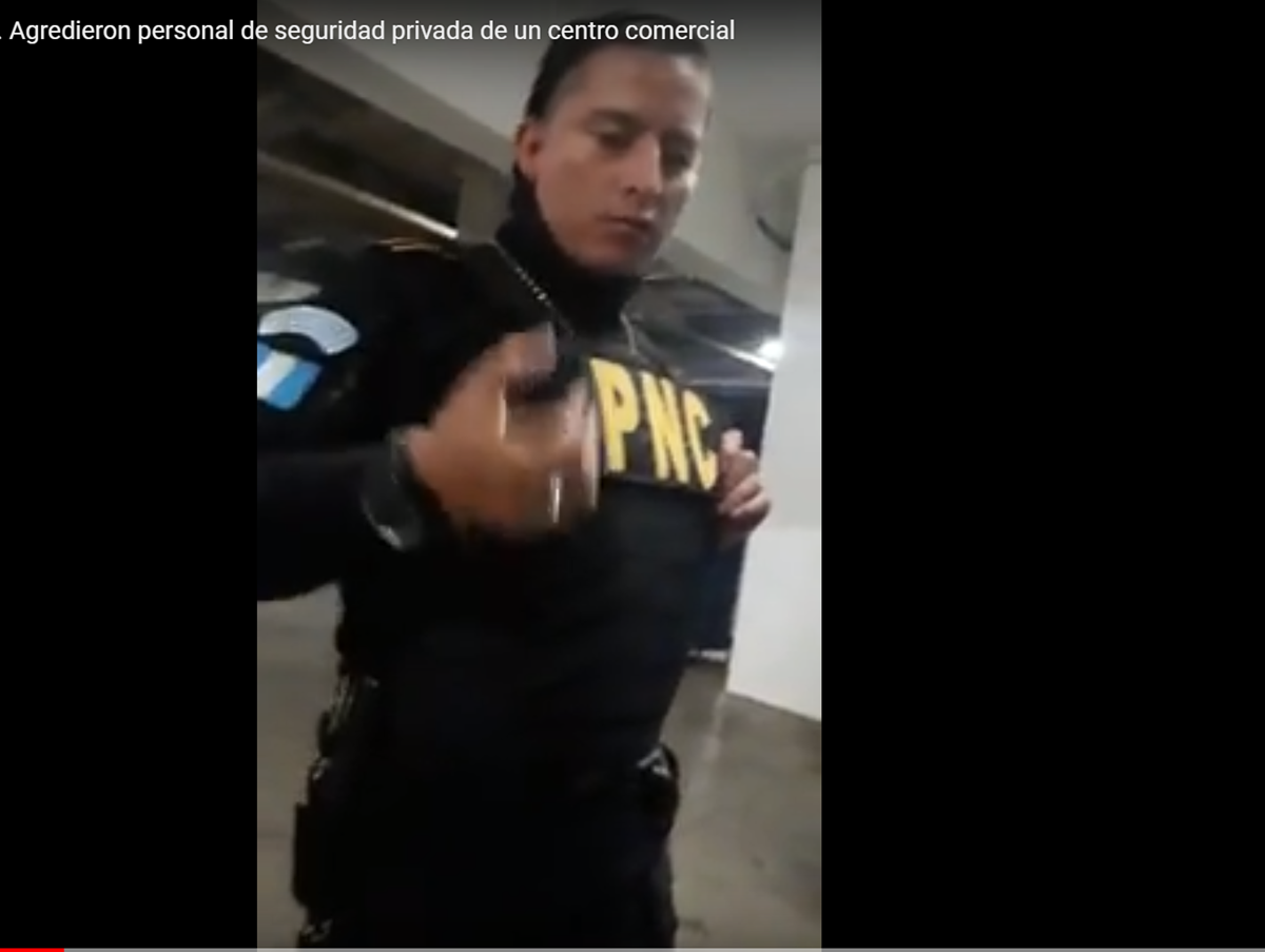 En el video se aprecia a uno de los agentes de la Policía Nacional Civil (PNC) cuando amenaza a un guardia del comercial.