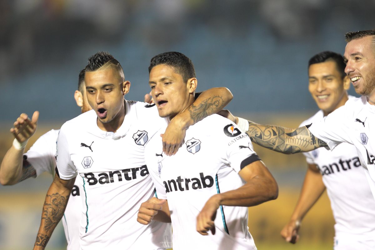 Jorge Aparicio festeja a Jairo Arreola luego de anotar el único gol de juego.