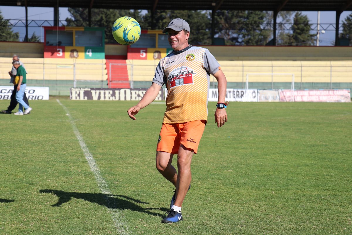 El estratega no pudo enderezar el rumbo de los leones que regresarán a Primera División 18 años después.(Foto Prensa Libre: Raúl Juárez)