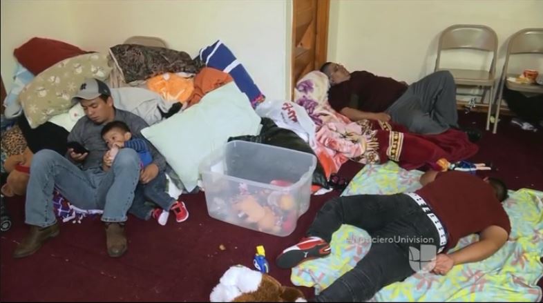 Los guatemaltecos buscaron refugio en una iglesia. (Foto: Univisión)