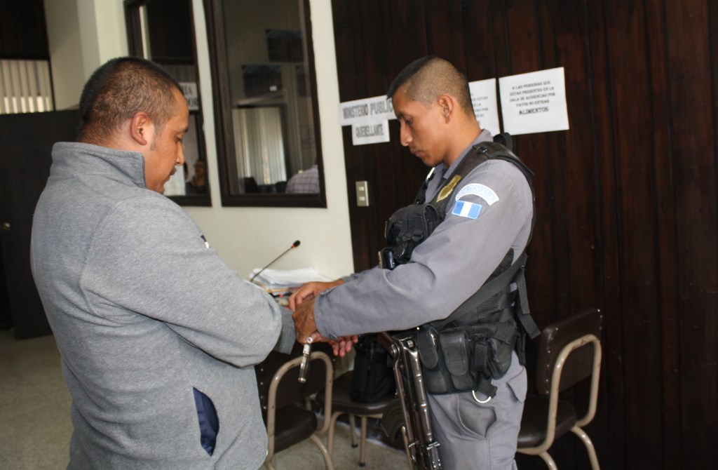 Adonaí Ismael Bámaca Lorenzo, piloto de autobús, fue dejado en libertad por medio de una medida sustitutiva. (Foto Prensa Libre: Ángel Julajuj)