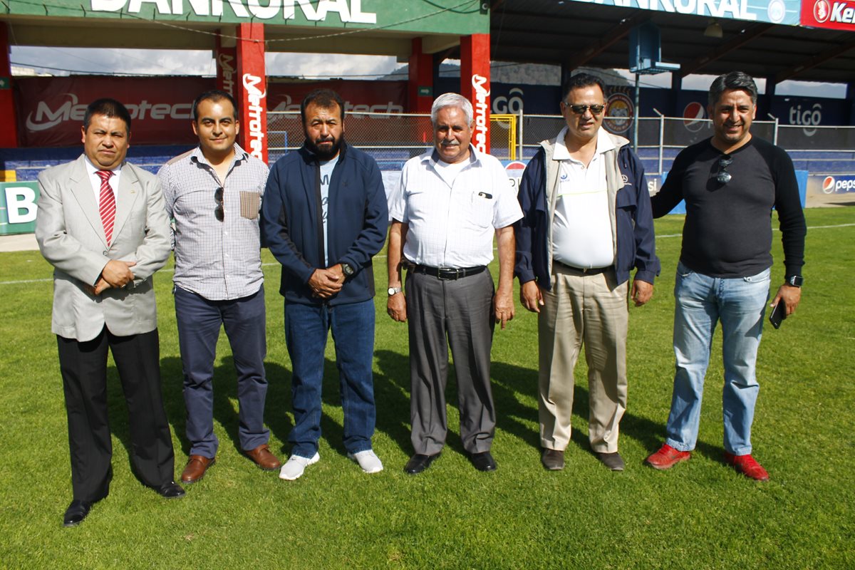 La planilla ganadora está integrada por Mario Siliezar, Doony Cutz, Edwin Cifuentes, Francisco Santos, Estuardo Barrios y José Carlos López. (Foto Prensa Libre: Raúl Juárez)