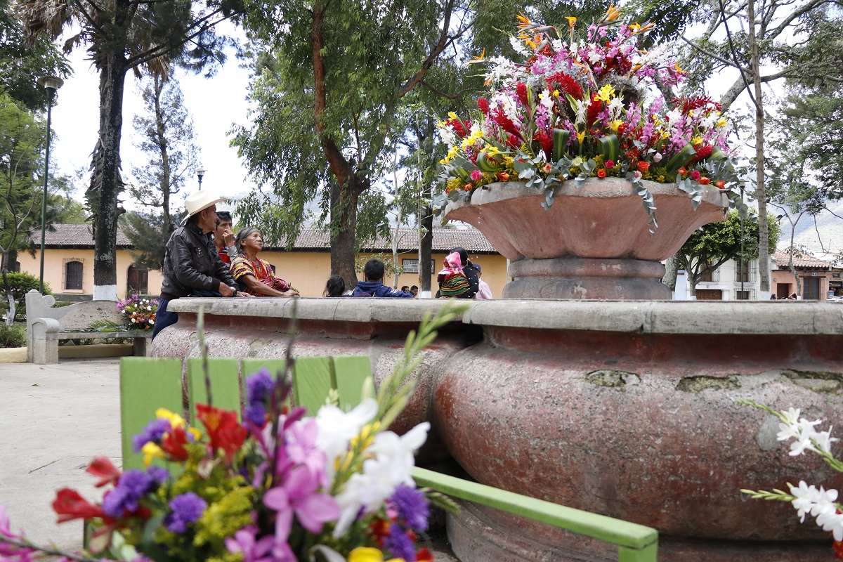 Personas de todas partes del país llegaron al Festival de las Flores, en Antigua Guatemala. (Foto Prensa Libre: Nery Gálvez)