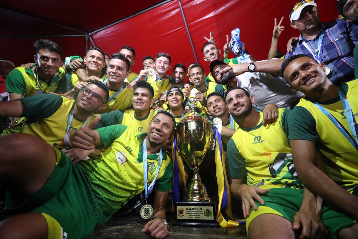 Los jugadores de Guastatoya posan para las cámaras durante la celebración del título del Clausura 2018. (Foto Prensa Libre: Jorge Ovalle)