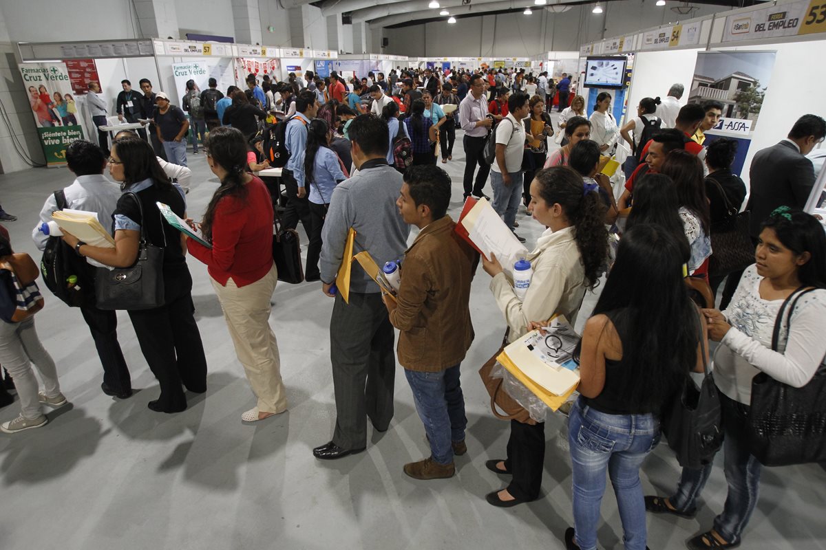 Más de 10 mil personas asistieron a la Feria del Empleo organizada por el Ministerio de Trabajo y el Banco de los Trabajadores. (Foto Prensa Libre: Hemeroteca PL)