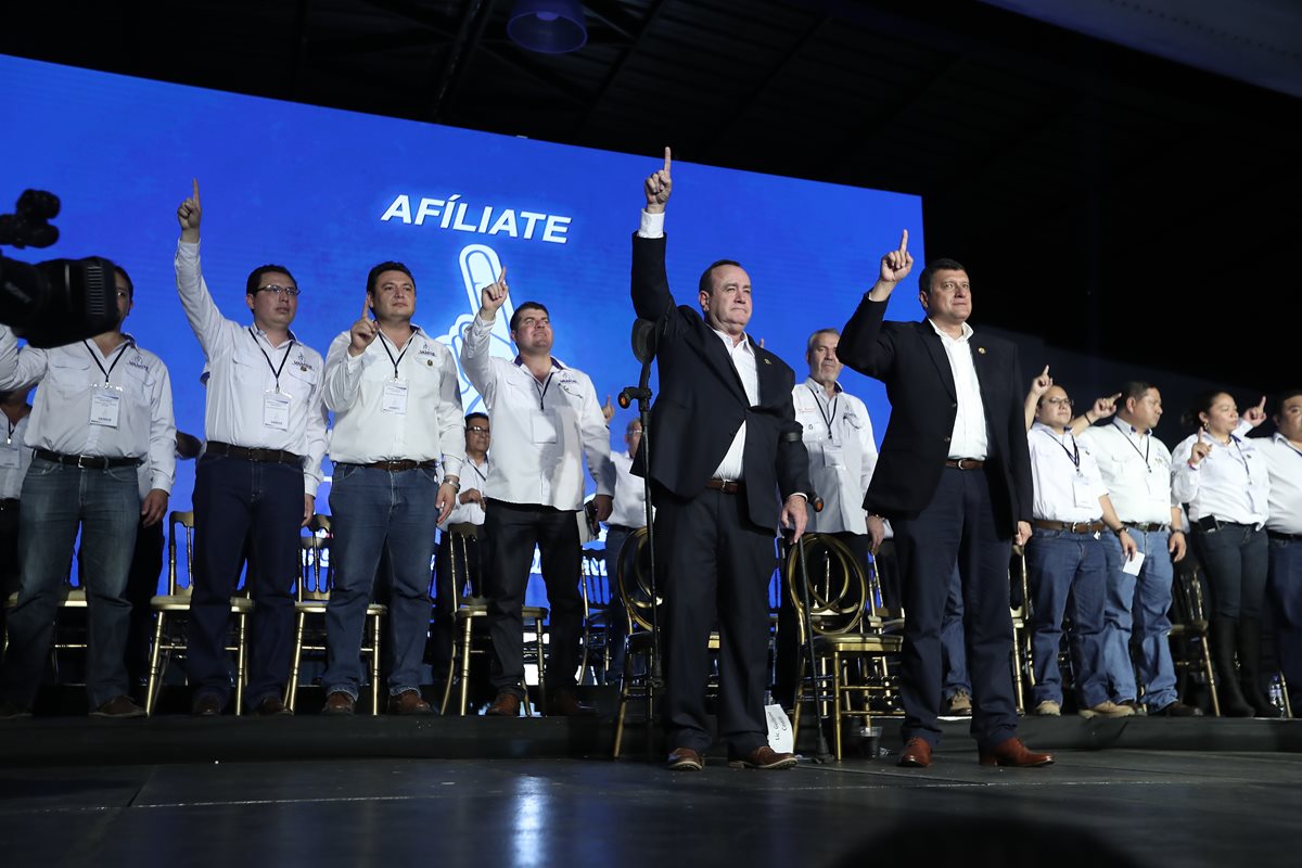 Alejandro Giammattei es proclamado como candidato presidencial por el partido Valor junto a su vicepresidenciable Guillermo Castillo. (Foto Prensa Libre: Juan Diego González)