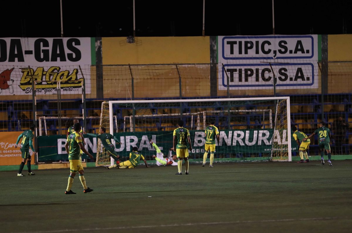 La pelota está en el fondo del arco de Petapa, mientras que Ángel Rodríguez (9) inicia el festejo. (Foto Prensa Libre: Jorge Ovalle)