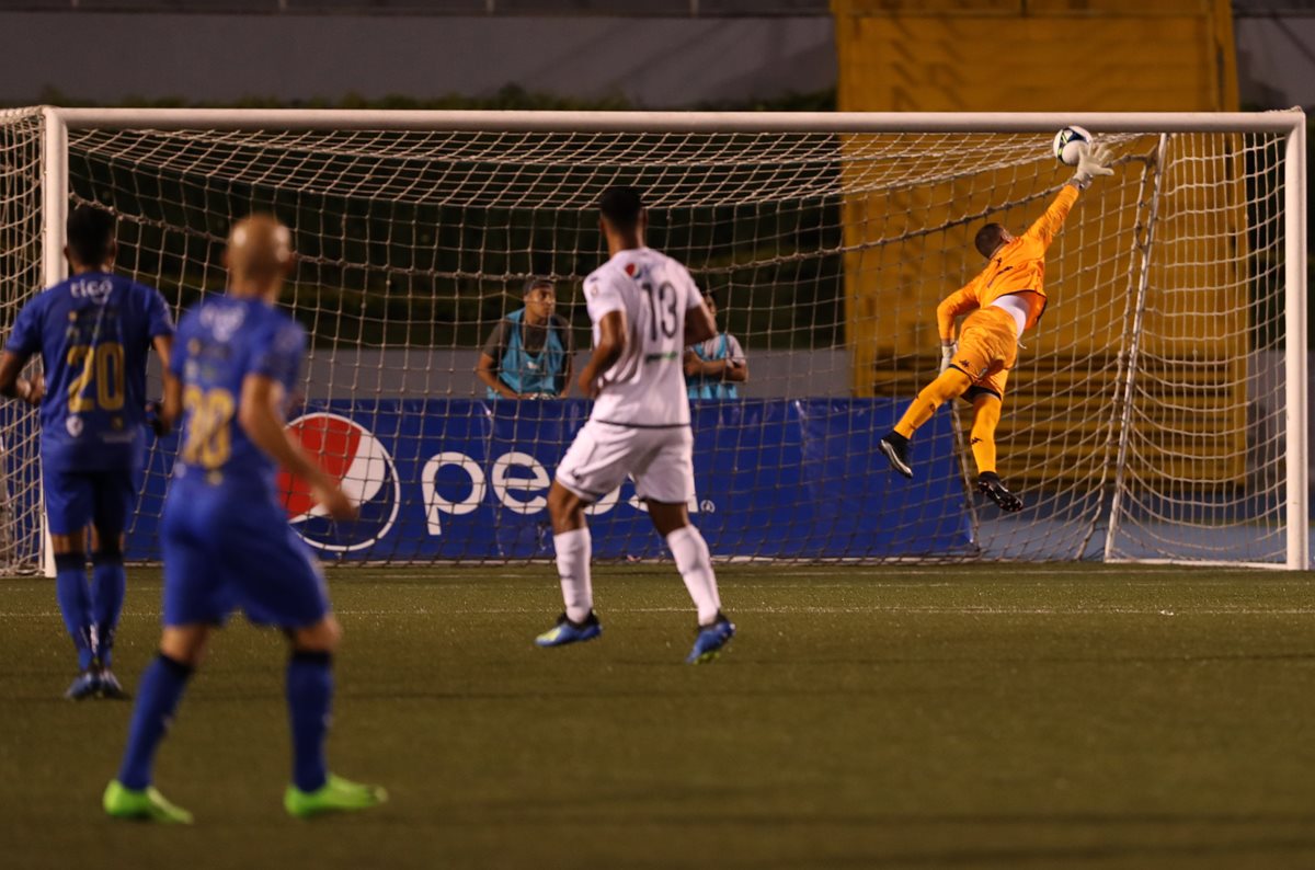 Con un disparo casi desde media cancha Janderson Pereira adelantó a Cobán Imperial. (Foto Prensa Libre: Carlos Vicente)