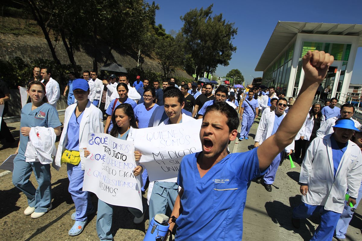 Los médicos tiene un sueldo base que ronda los Q3 mil 700, más bonificaciones, por laborar en una jornada de ocho horas. (Foto Prensa Libre: Hemeroteca PL)