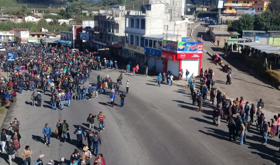 Bloqueo en el kilómetro 127 de la ruta Interamericana, Los Encuentros, Sololá. (Foto Prensa Libre: Héctor Cordero).