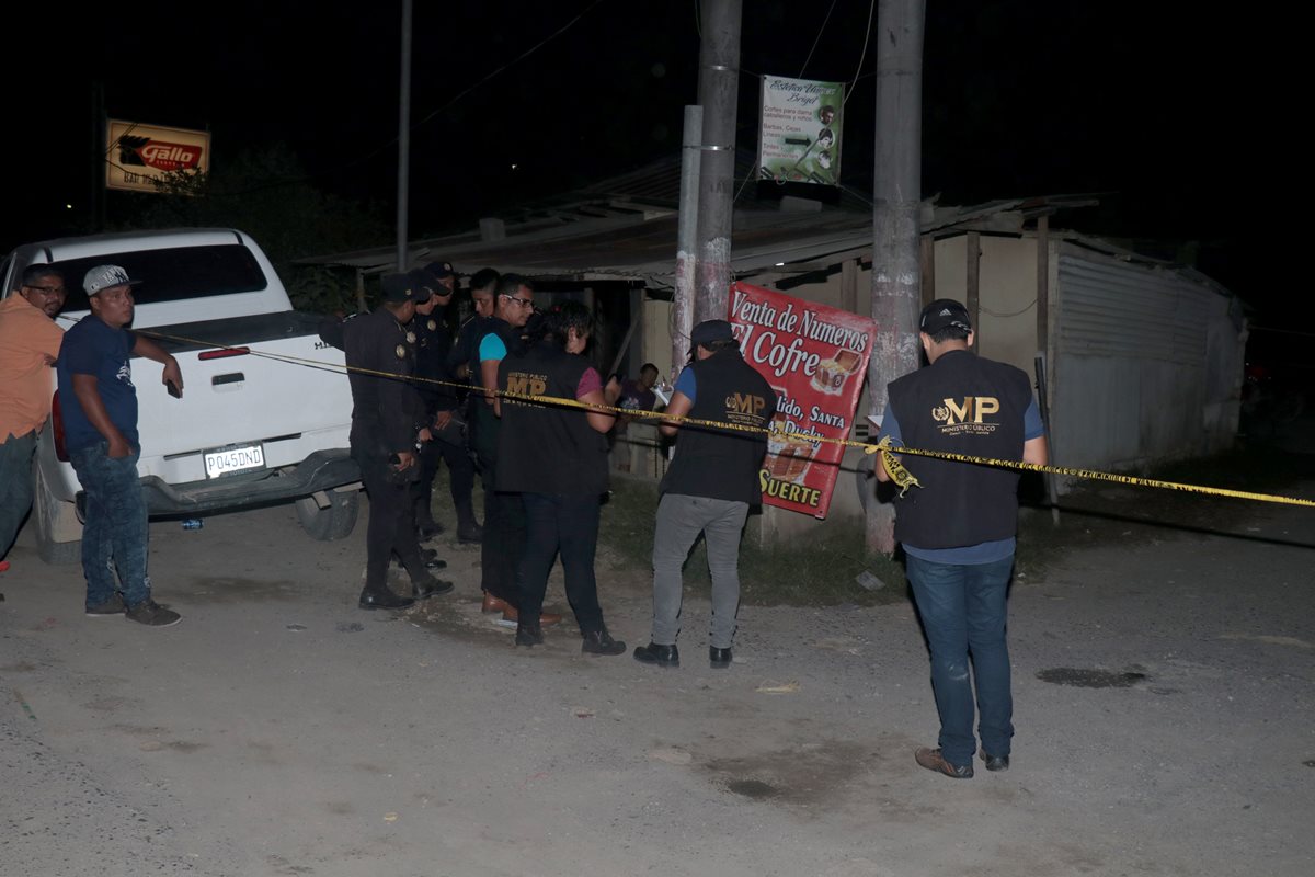 Agentes de la PNC resguardan el cadáver de Zulma Xiomara Figueroa Bracamonte, quien fue atacada a balazos en Puerto Barrios, Izabal. (Foto Prensa Libre: Dony Stewart)