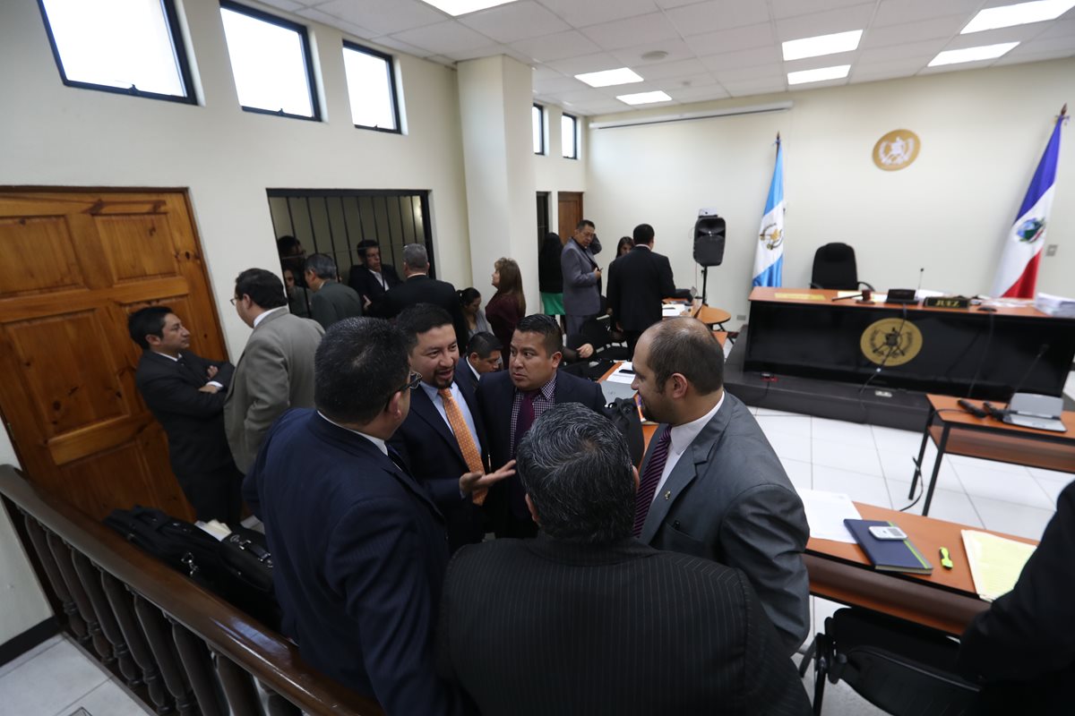 Abogados de los detenidos en el caso Corrupción en Xela conversan sobre la suspensión de la audiencia en el Juzgado de Mayor Riesgo y la incomparencia de la jueza Carmen Lopéz. (Foto Prensa Libre: Mynor Toc) 