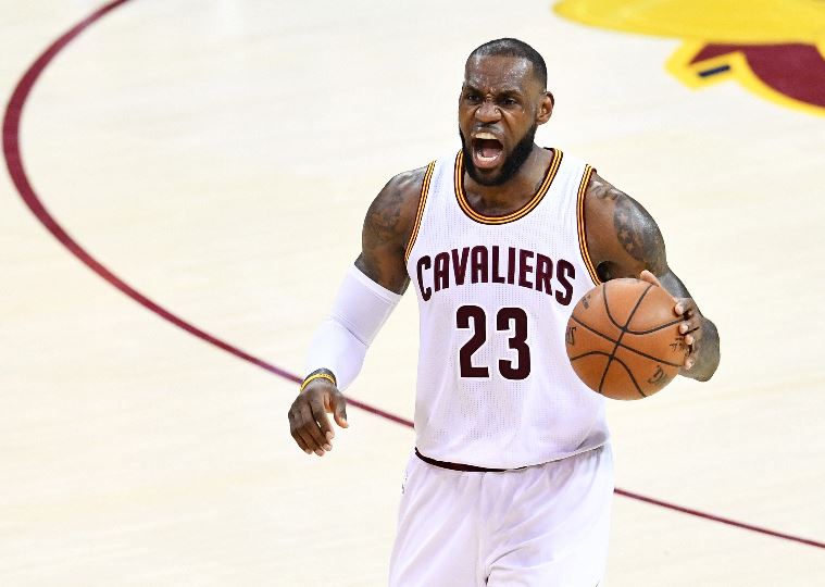 LeBron James no ocultó su frustración por la derrota contra los Celtics. (Foto Prensa Libre: AFP).