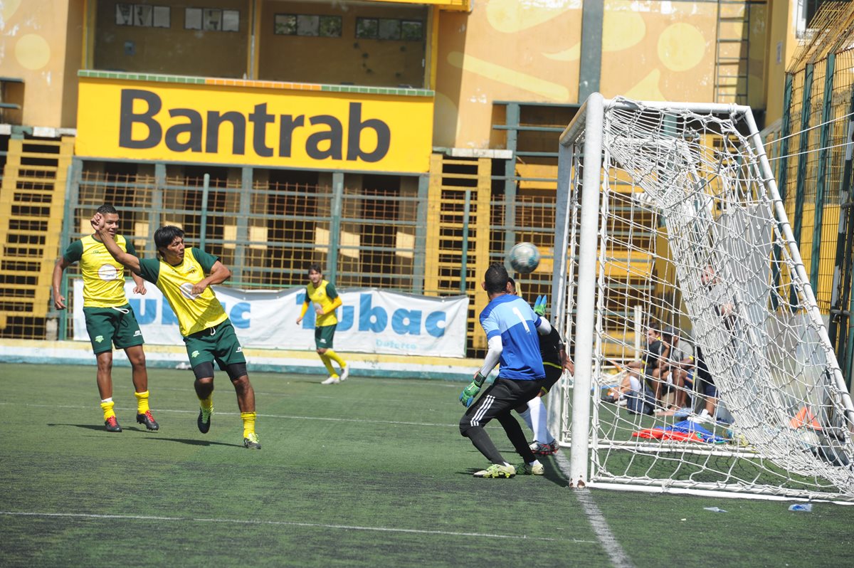 Deportivo Petapa calmó las aguas con un triunfo 5-1 contra Deportivo Mixco. (Foto Prensa Libre: Edwin Fajarado).