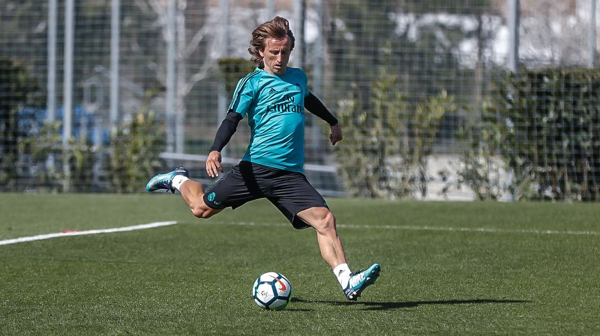 Luka Modric podría salir al banquillo de suplentes en el partido contra Las Palmas. (Foto Prensa Libre: Twitter Real Madrid)