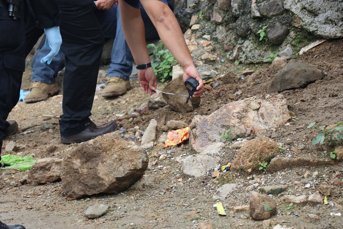 Peritos del Ministerio Público recolectan evidencia donde fue ultimado un marimbista.(Foto Prensa Libre: Mario Morales.)