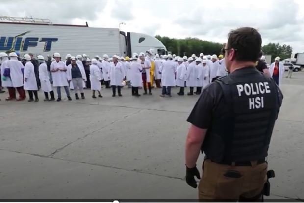 La cadena Univisón publicó un video de la redada en Ohio, en el que consigna que la mayoría de detenidos son guatemaltecos. (Captura de video de Univisión Noticias)