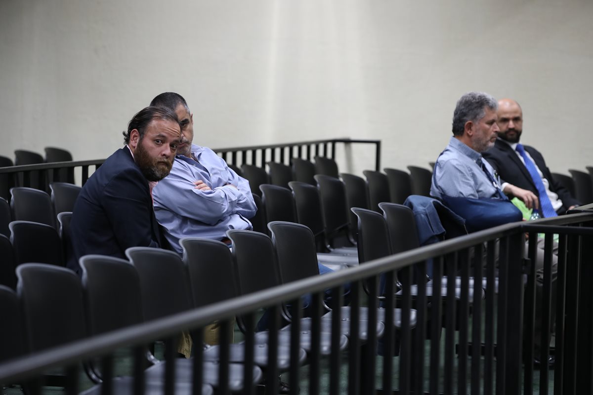 De izquierda a derecha, los sindicados Juan Arturo Jegerlehner Morales, Juan Ignacio Florido, Jorge Eduardo Antillón Klussmann y Diego Chacón Yurrita, en el juzgado de Mayor Riesgo D. (Foto Prensa Libre: Paulo Raquec)