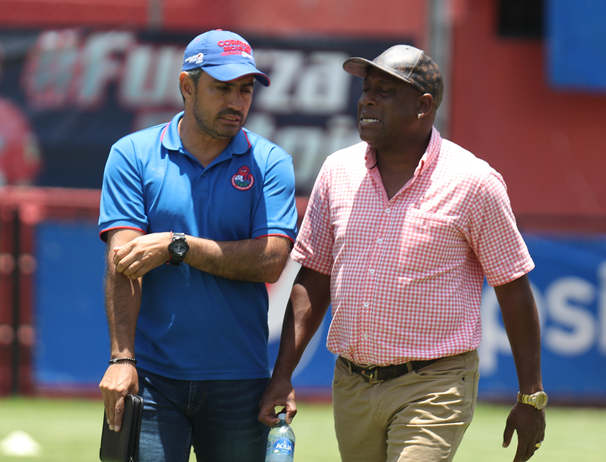 Hernán Medford dirigió ocho meses a los rojos y su saldo fue no clasificar a la fase final del Clausura 2018 y dejó al equipo en la octava posición. (Foto Prensa Libre: Francisco Sánchez)