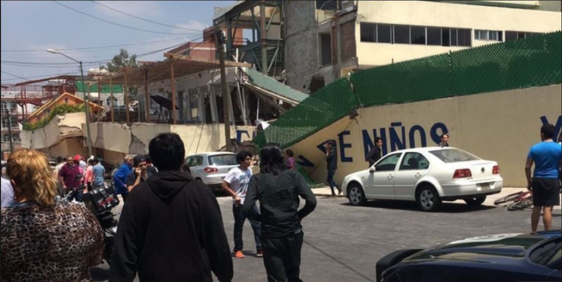 Niños y personal del Colegio Rébsamen quedaron atrapados entre los escombros luego del terremoto de ayer de 7.1 grados en México. (Foto Prensa Libre: EFE)