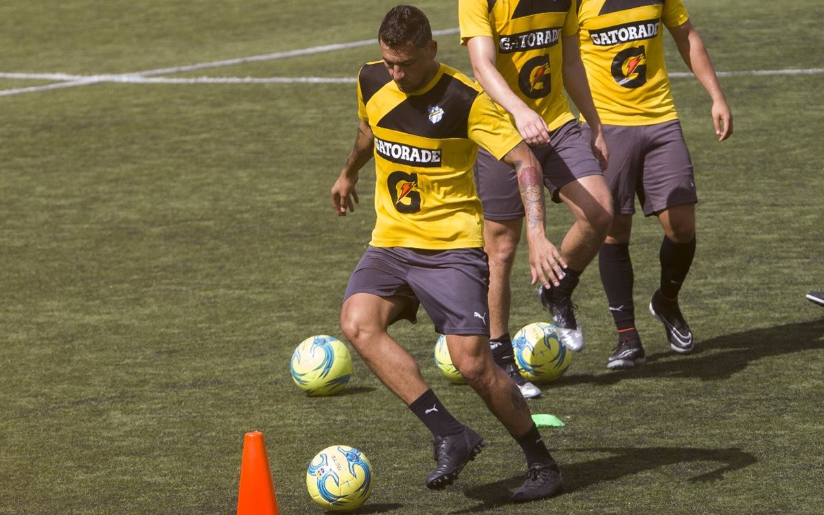 El mexicano Abraham Darío Carreño durante uno de los entrenamientos de Comunicaciones. (Foto Prensa Libre: Norvin Mendoza).