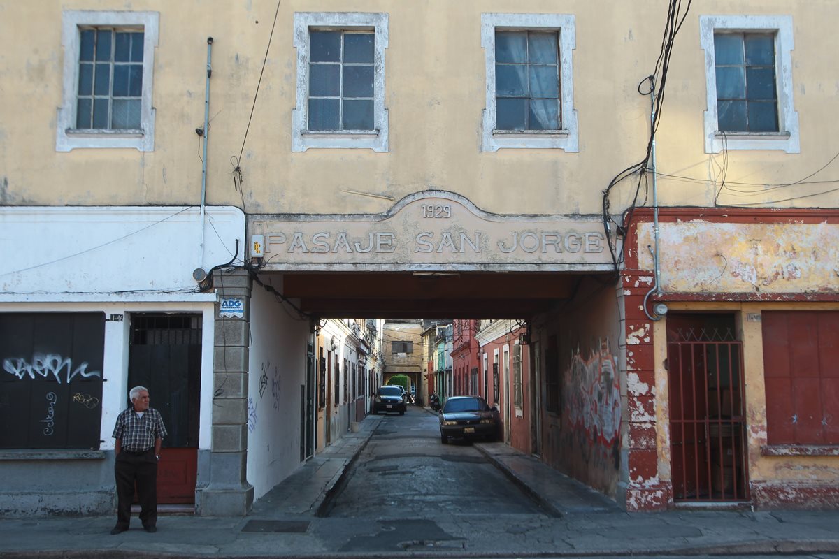 El Pasaje San Jorge, en la zona 1 capitalina, conecta la 7a. calle con la 8a. Por las noches se torna peligroso. Foto Prensa Libre: Álvaro Interiano.