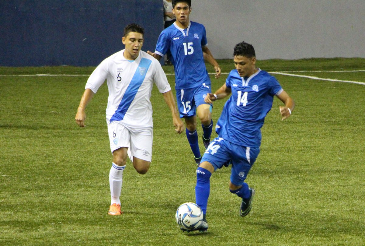 Rodrigo Marroquín pelea el balón con el salvadoreño Marcos Rodríguez. (Foto Prensa Libre: Cortesía Adán de Gracia)