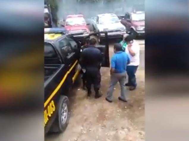 Dos agentes de la PNC son grabados por un usuario cuando retiene un autobús. (Foto Prensa Libre)