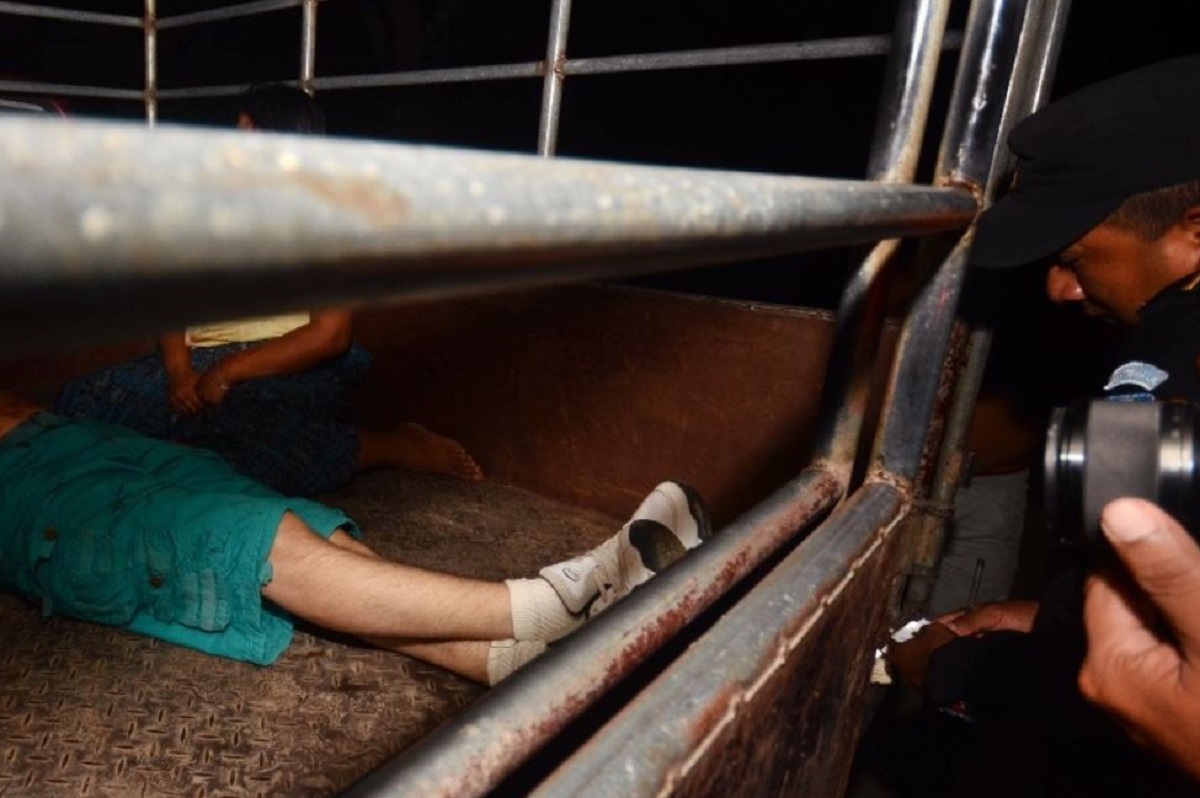 El guardia del Sistema Penintenciario murió en el interior del picop cuando era trasladado a la sala de urgencias del hospital local. (Foto Prensa Libre: Rigoberto Escobar)