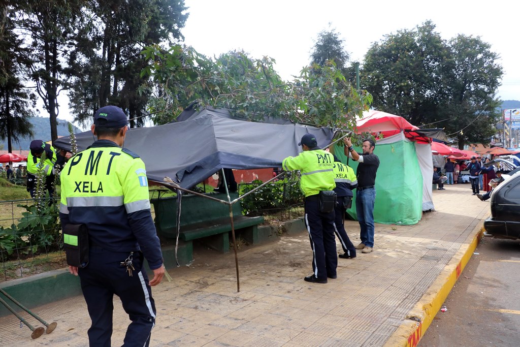 Empleados municipales retiran una de las ventas ubicadas en los alrededores del parque a Benito Juárez. (Foto Prensa Libre: Carlos Ventura).