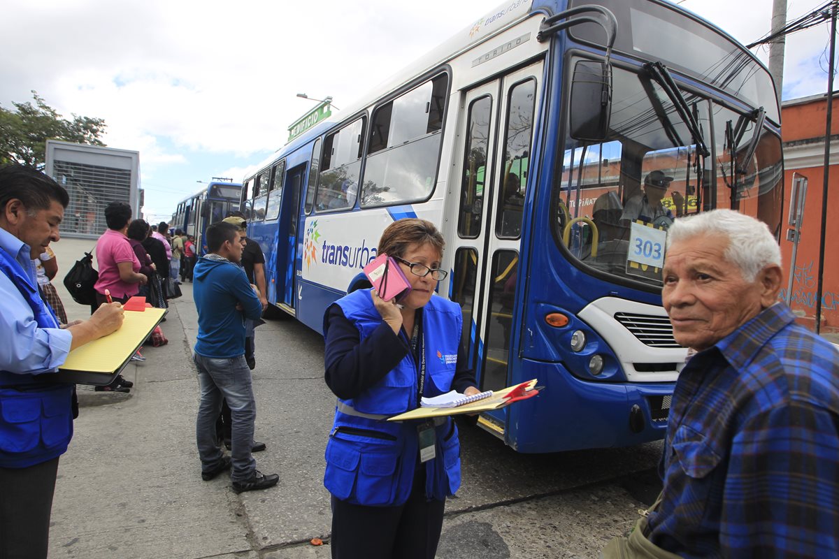 El Transurbano ha limitado el servicio a los adultos mayores. (Foto Prensa Libre: Hemeroteca PL)