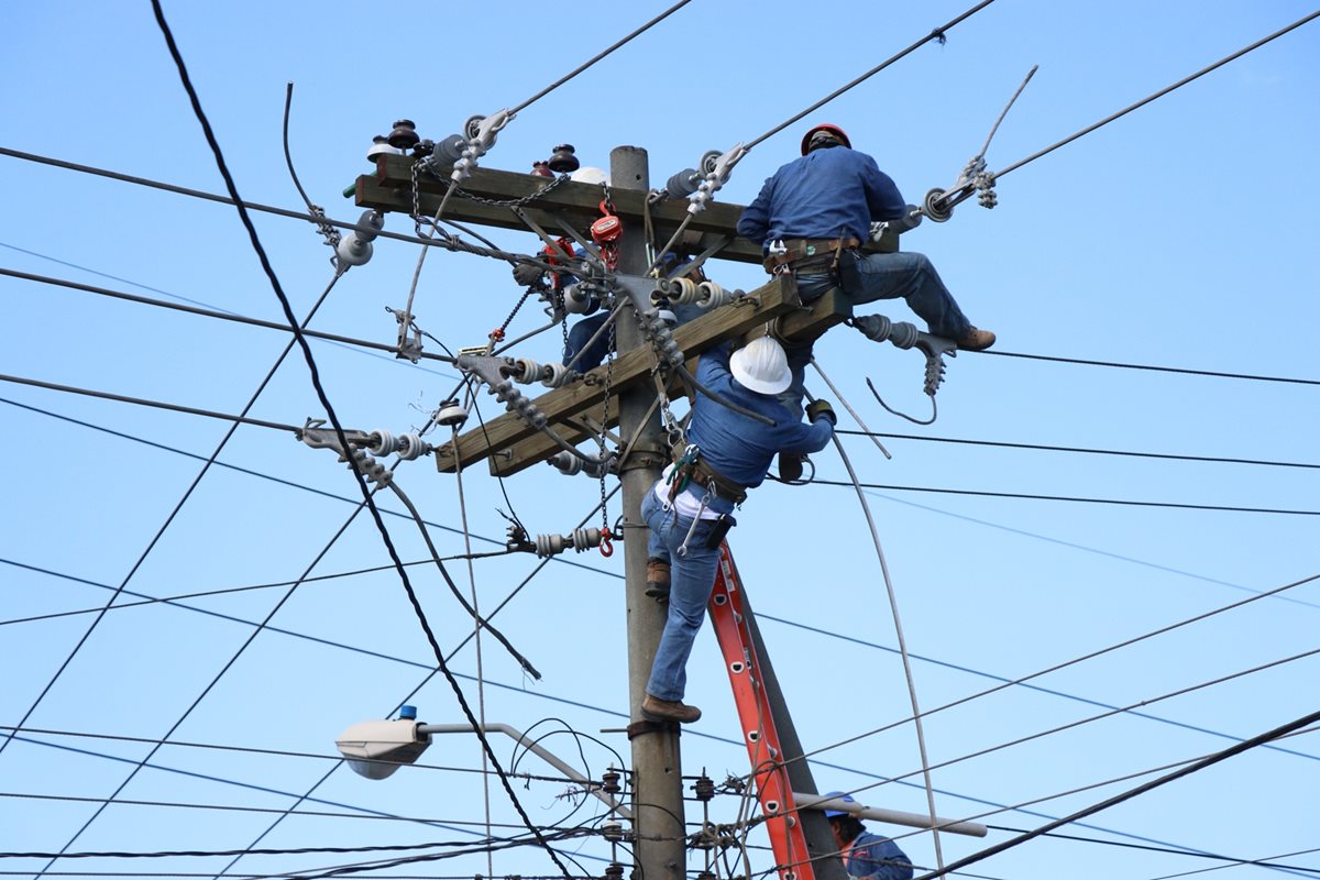 Personal de la EEMQ trabaja en la zona 7 de Xela, para reparar cables dañados por recalentamiento. (Foto Prensa Libre: María José Longo).