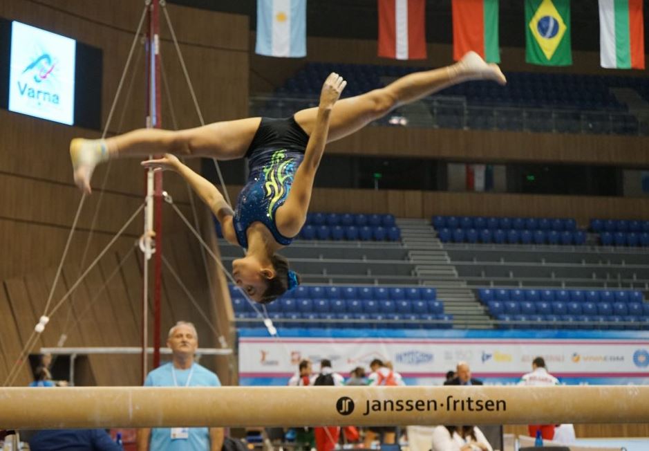 La gimnasta Sofía Gómez realizó una gran rutina en la viga de equilibrio que la clasificó a la ronda final en la Copa del Mundo de Varna, Bulgaria. (Foto Prensa Libre: tomada Copa del Mundo de Varna)